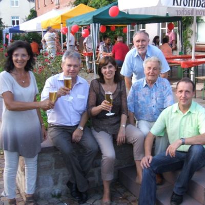 W. Wolff, M. Plaßmann, S. Schindler, H. Masphul, A. Greiser und W. Zahn sagen zu Beginn des Sommerfestes - Prost !